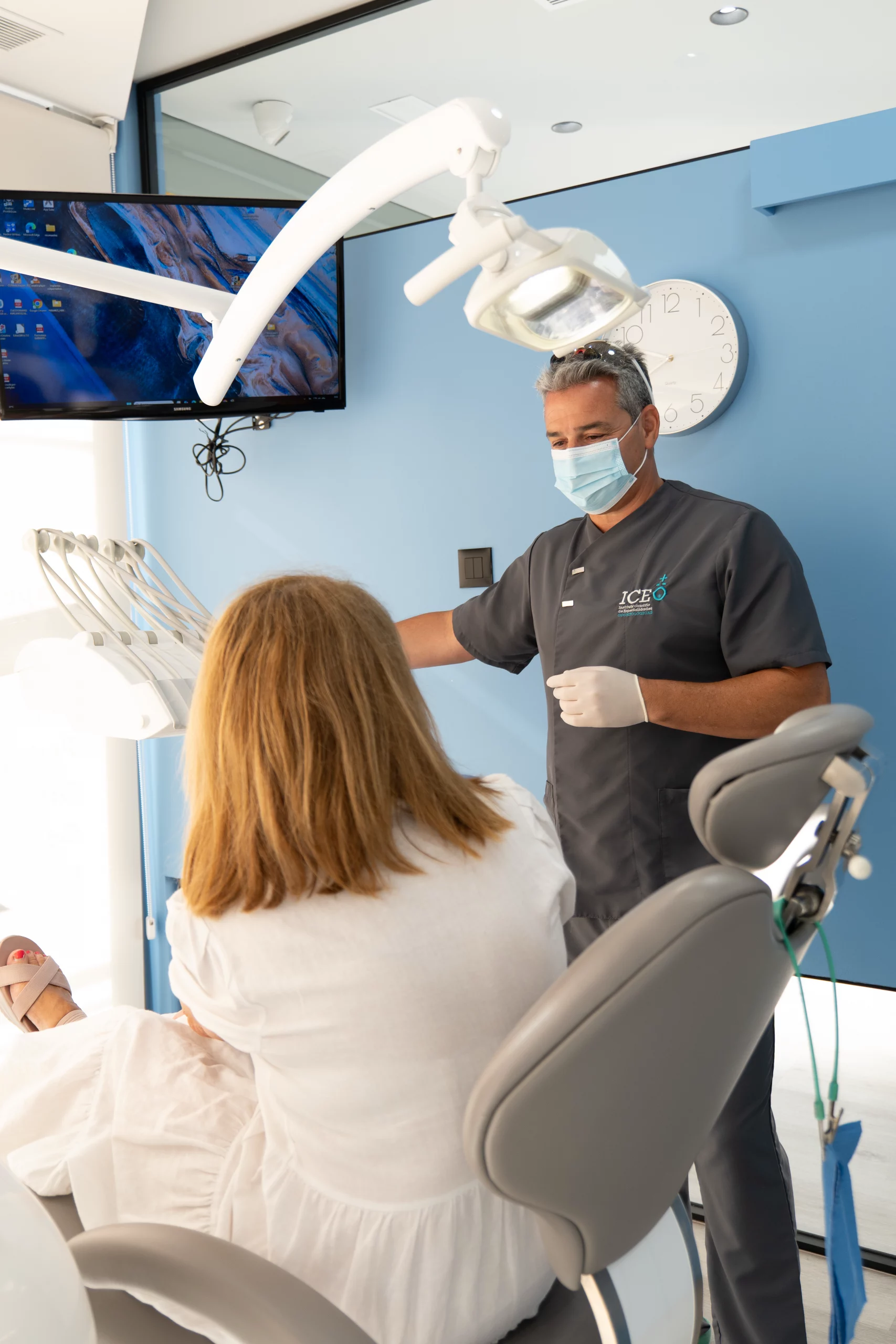 Dentista revisando una radiografía